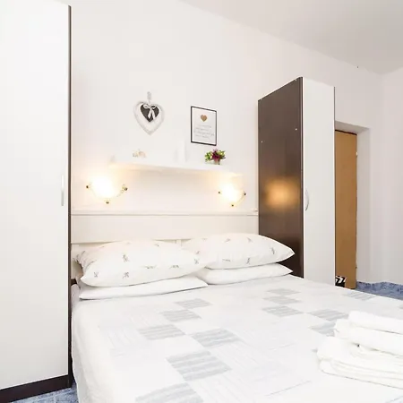 Vera - One-bedroom With Terrace And Sea View Rea